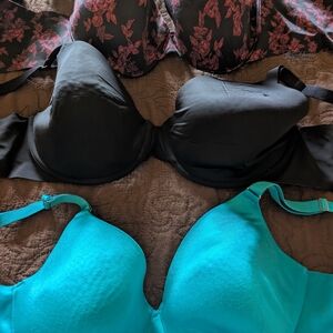 Lot of 3 pre loved 40C Soma Vanishing Back bras
